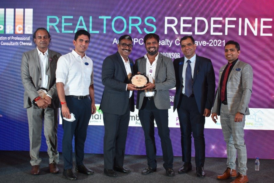 Mr Prabhu B receives BEST NETWORKING MEMBER Award for the year 2020 - 2021 from NAR India Leadership team